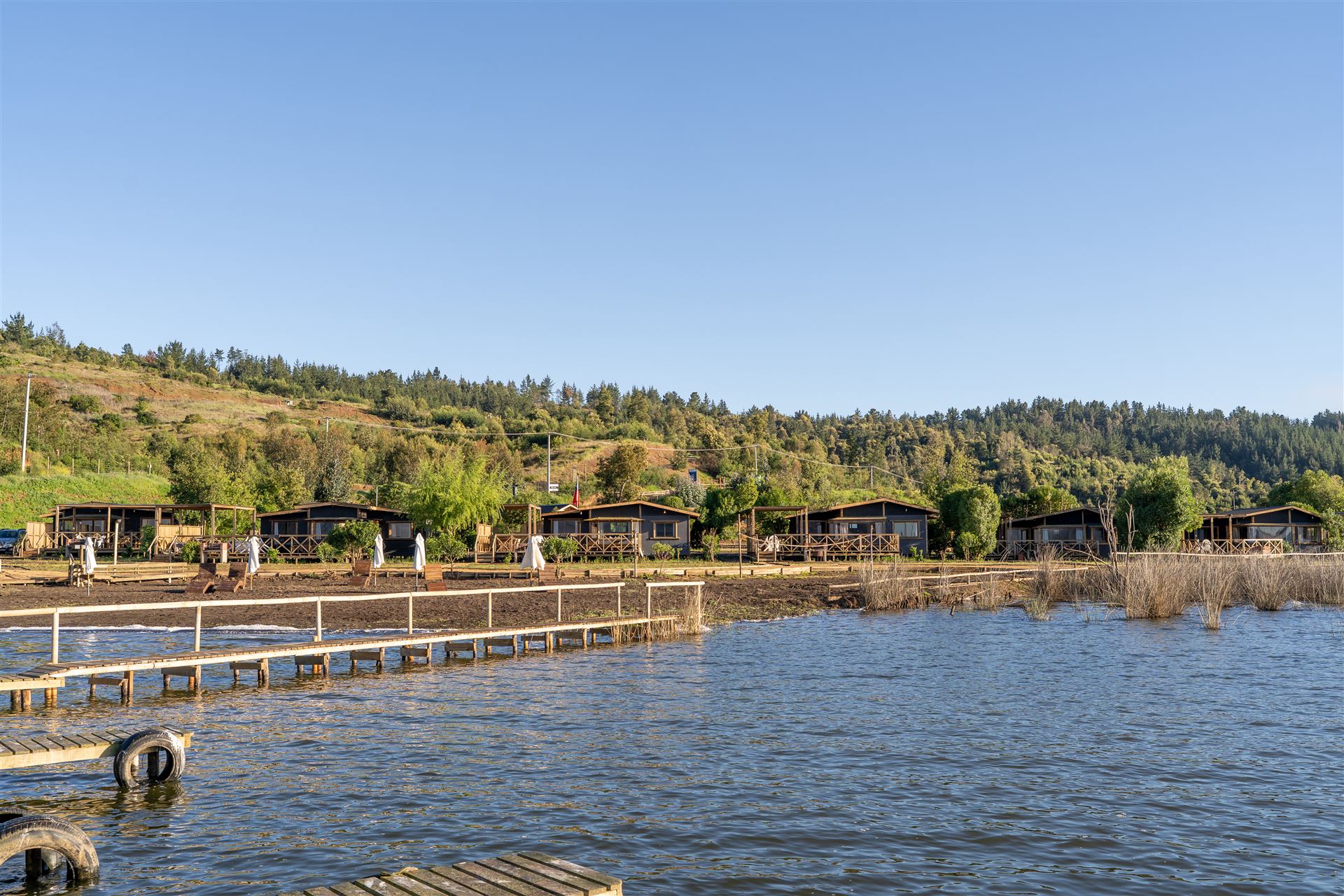 Cabañas desde el lago con muelle