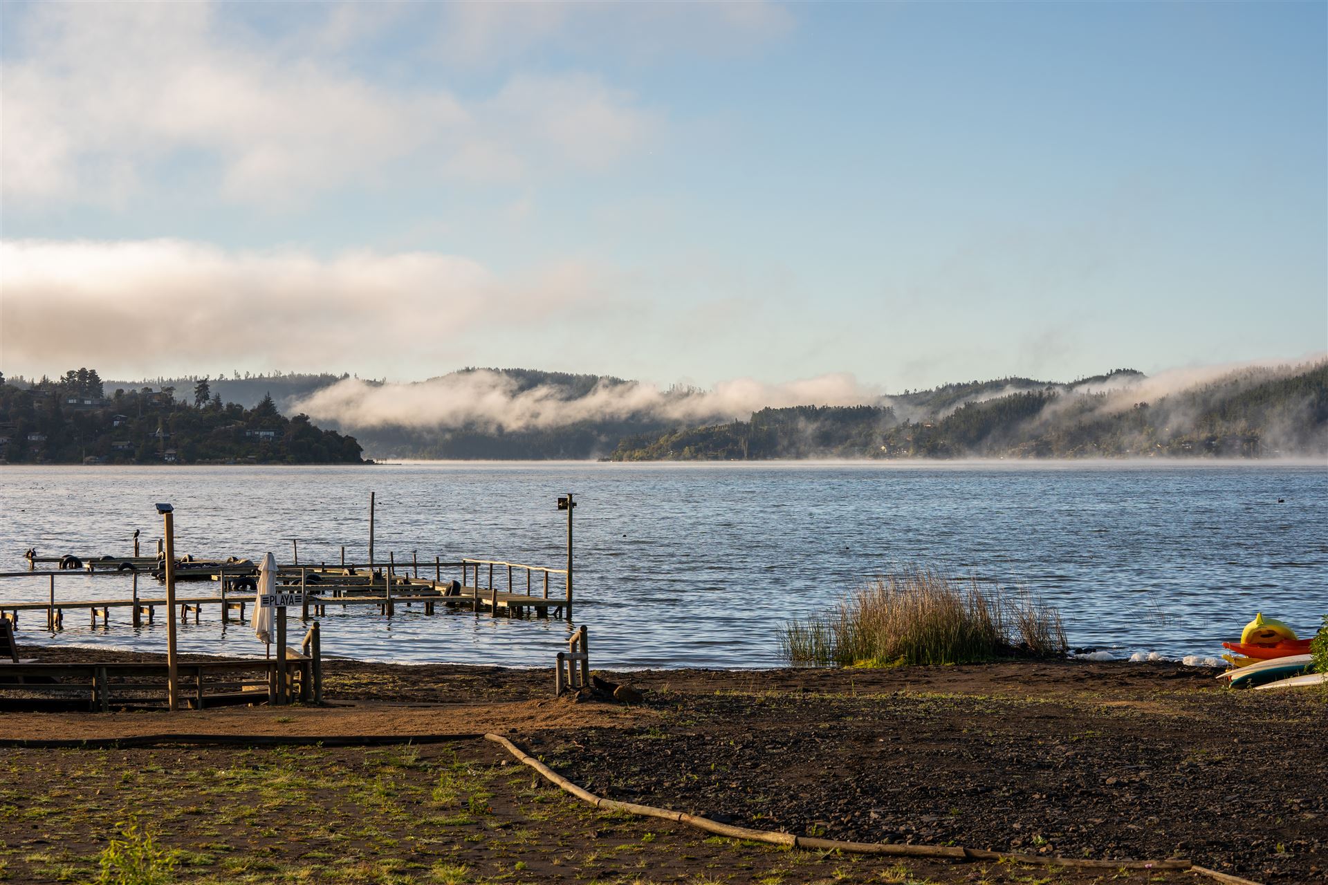 Lago Vichuquén con niebla matutina